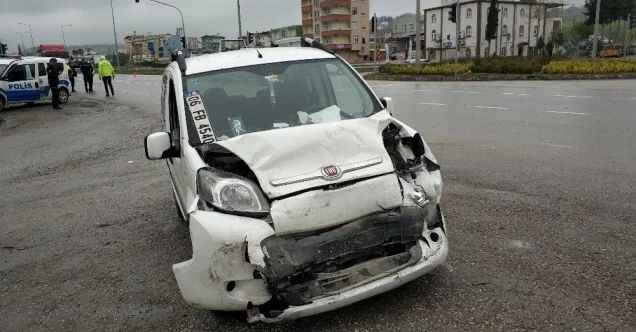 Samsun’da kamyonet otomobile arkadan çarptı: 2 yaralı