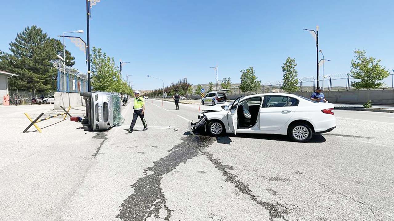 Komşudaki Şerit İhlali Trafik Kazasına Yol Açtı: 4 Yaralı