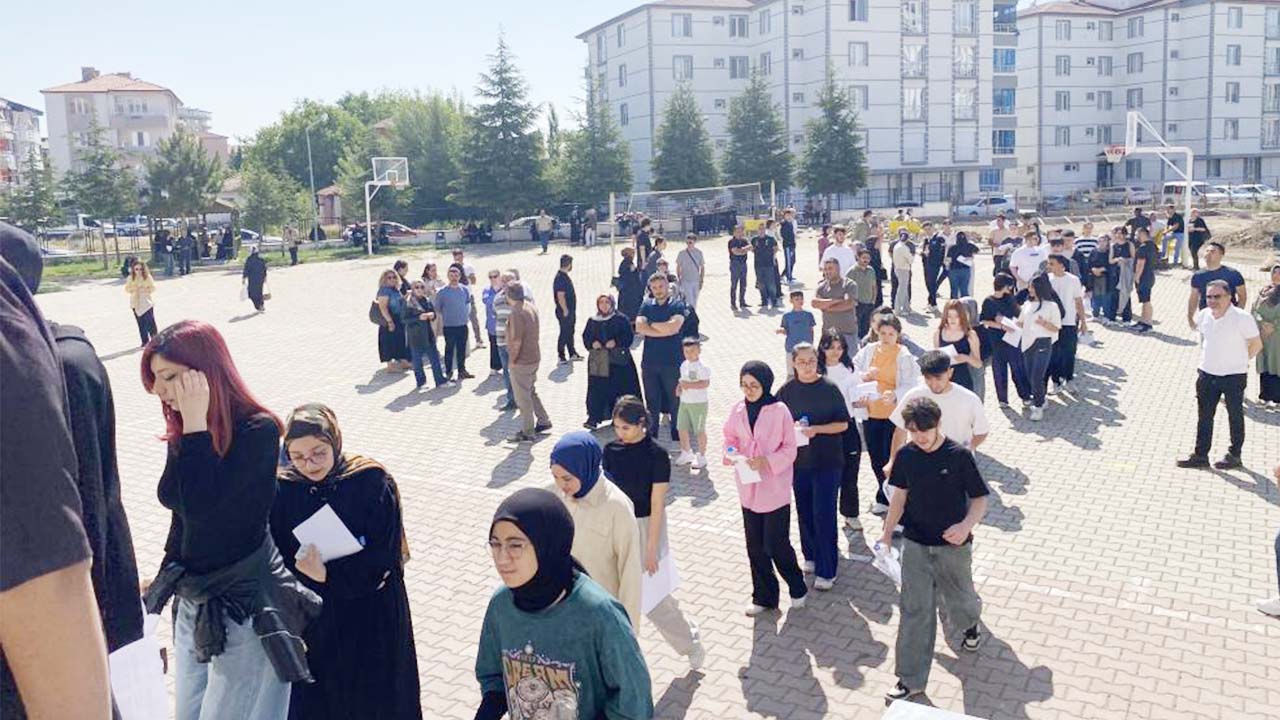 Sınavda Ter! Dışarıda Dua: Yozgat’ta Üniversite Yolunda Zorlu Gün!