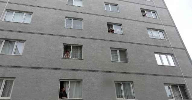 Evden çıkamayan komşular camdan cama gün yaptı