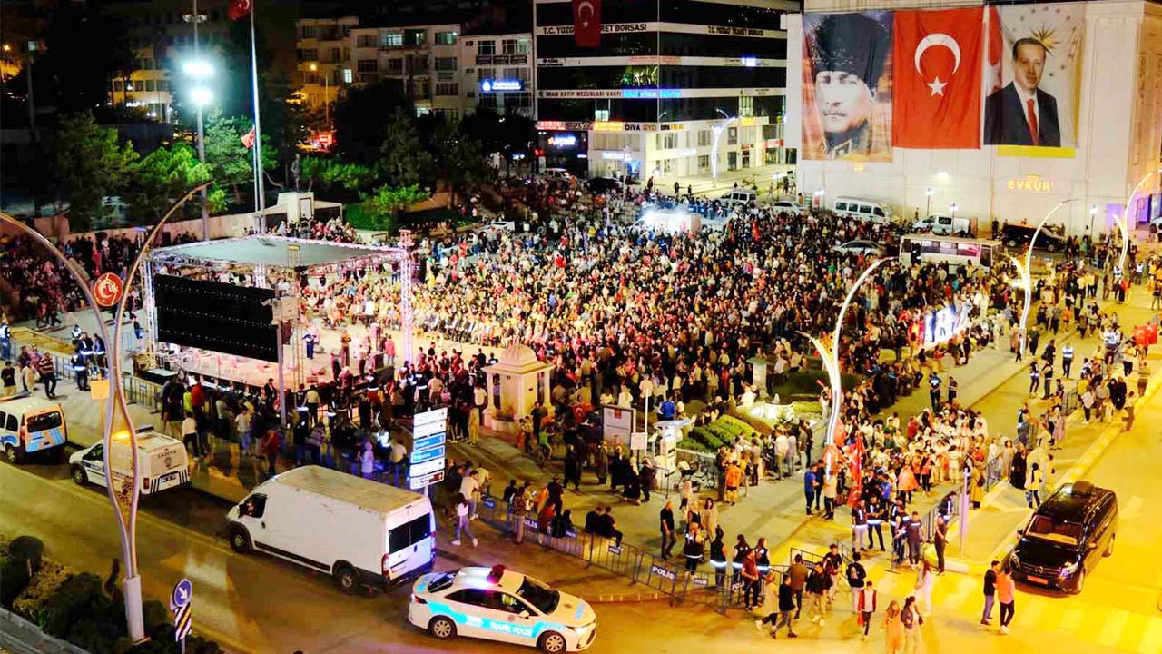 Yozgatlılar Sokaklardaydı! Tarihi Anlarda Meydanlar Doldu Taştı!