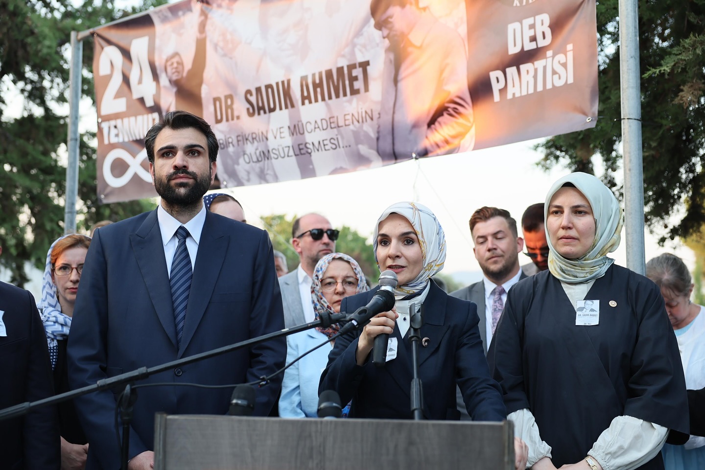 Yozgat Belediyesi AK Parti Meclis Üyesi Sibel Yıldırım Sadık Ahmet’i Mezarı Başında Andı