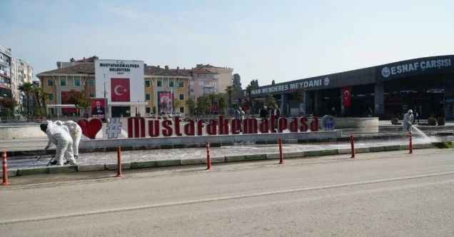 Mustafakemalpaşa’da cadde ve kaldırımlar dezenfekte ediliyor