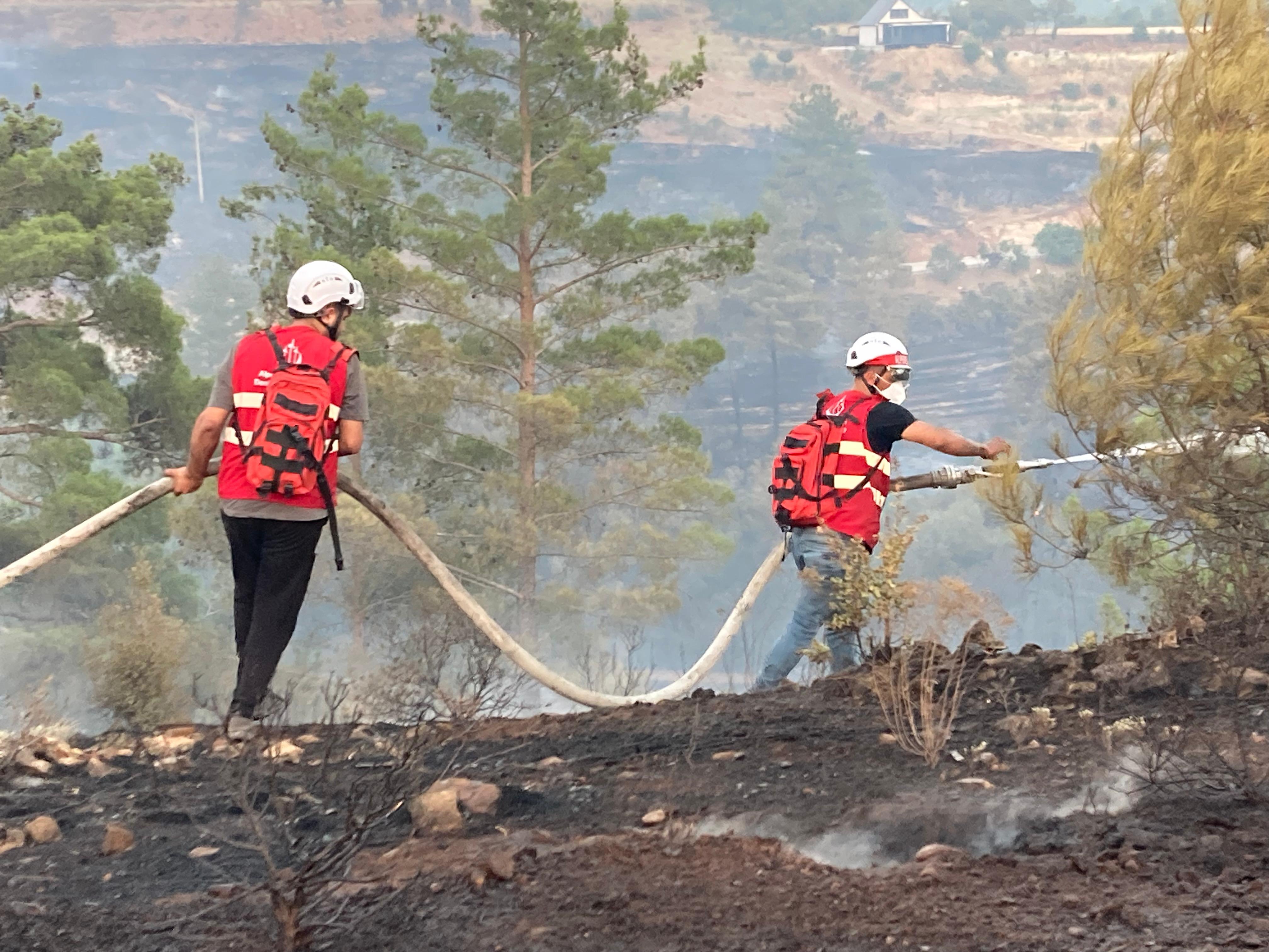 Alperen Ocaklılar yangınlarla canla başla mücadele ediyor