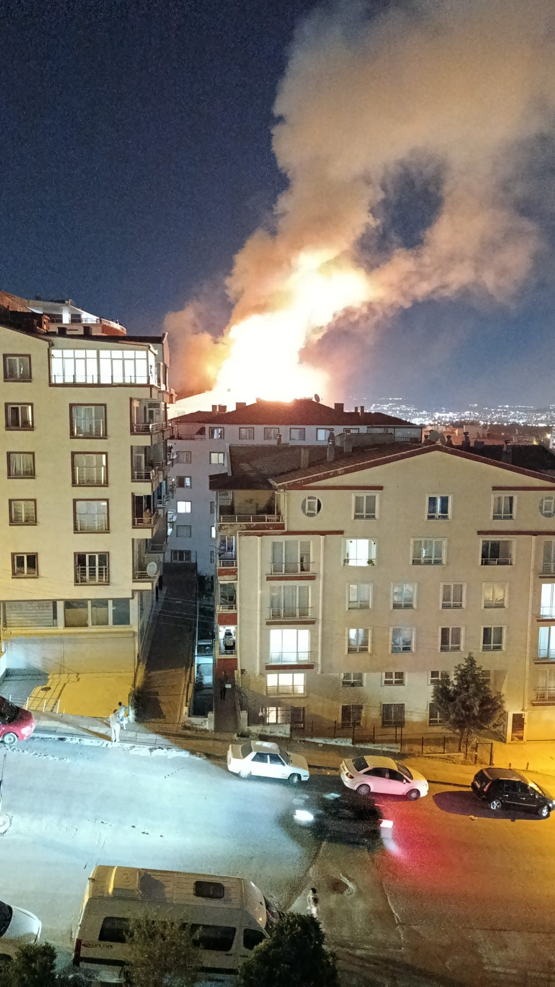 Ankara'daki çatı yangını gökyüzünü aydınlattı