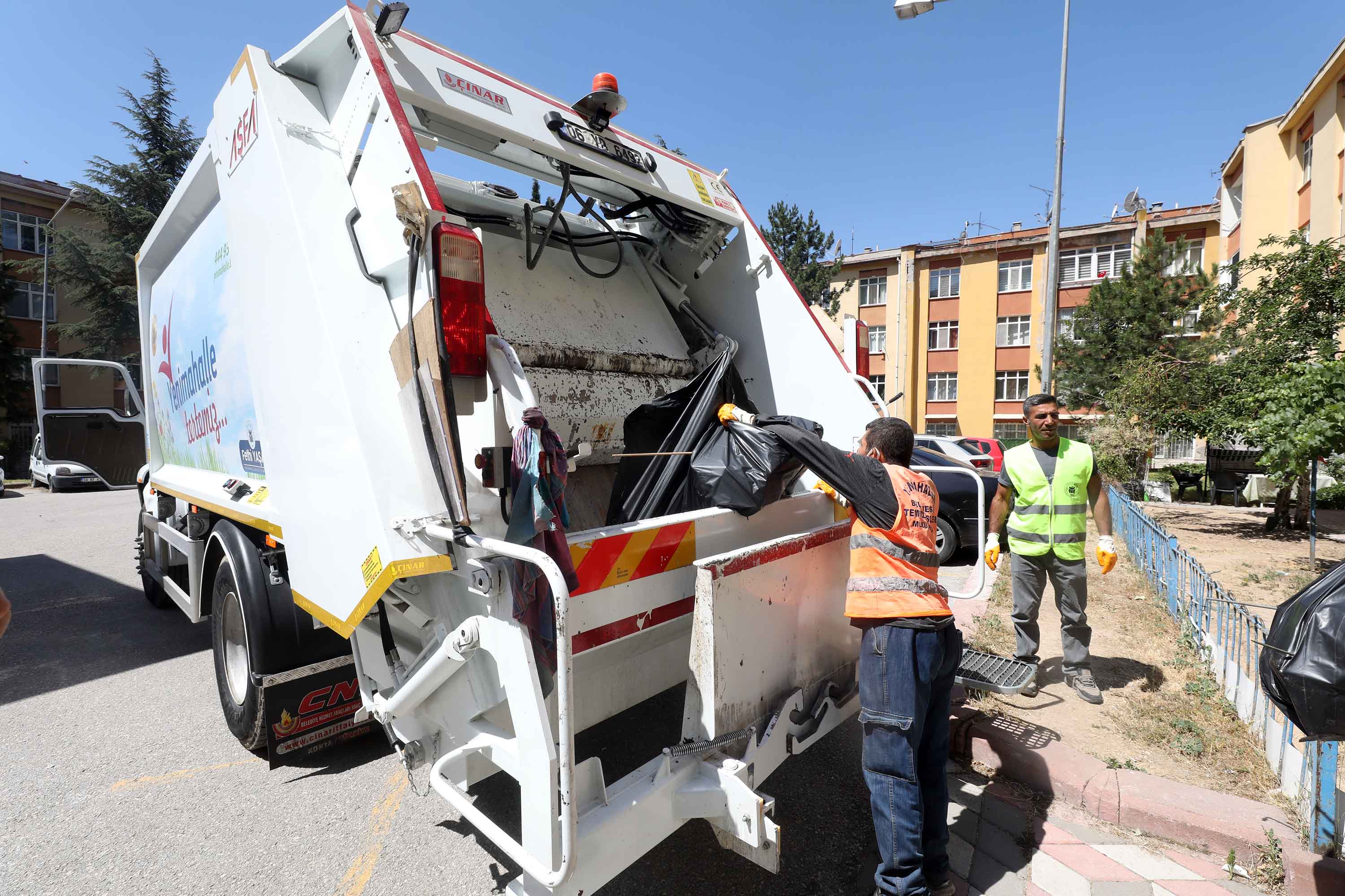 Yenimahalle’de Çöp Evden 3 Kamyon Atık Tahliye Edildi