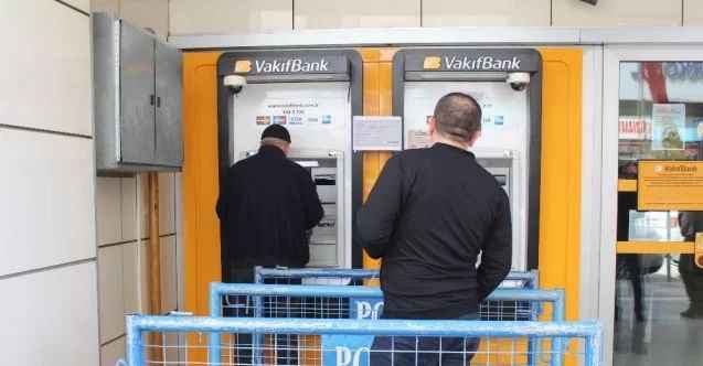 Elazığ’da korona virüsüne karşı ATM önlerinde sosyal mesafe  önlemi