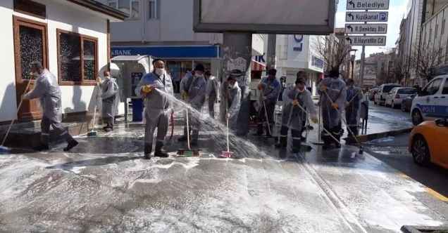 Kırıkkale’nin ‘hijyen timi’ tüm şehri köpükle yıkadı