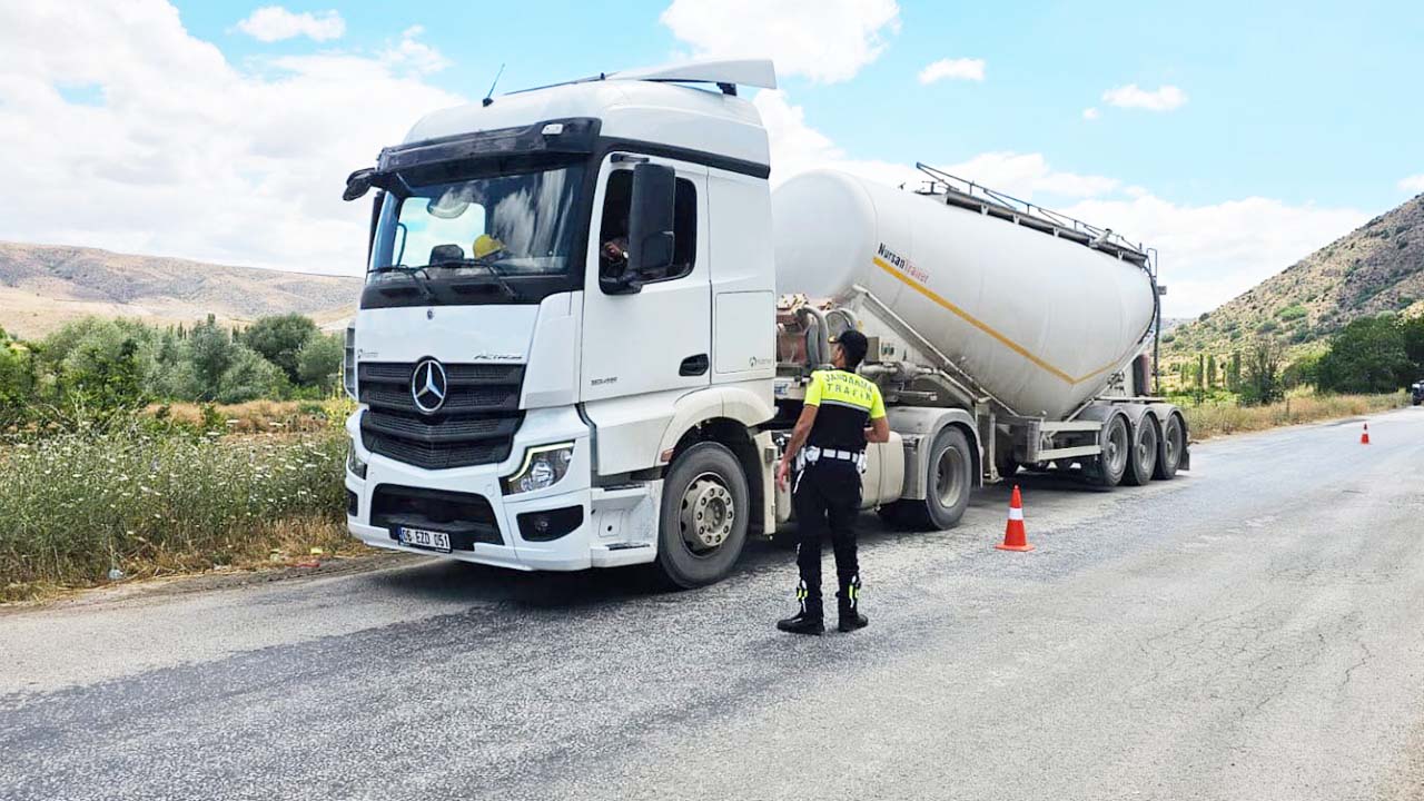 Yozgat’ta Yük Taşıyan Araçlara Sıkı Denetim! 22 Sürücüye Ceza…