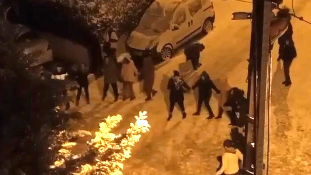 Başkentliler kar yağışını halay çekerek karşıladı