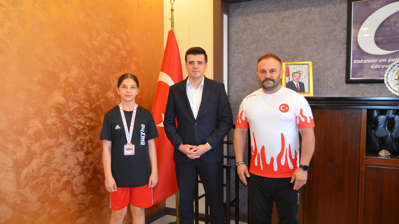 Çekerekli Boksör İsra Zişan Çeper'e Kaymakam Koralp'ten Teşekkür