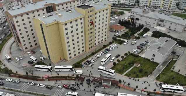 Yurtlarda kalan vatandaşları almaya gelen otobüsler uzun kuyruklar oluşturdu
