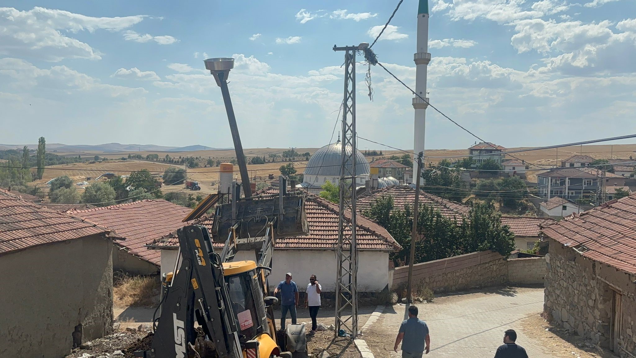 Yozgat’ta Şiddetli Rüzgarla Yıkılan Leylek Yuvası Yeniden Yapıldı