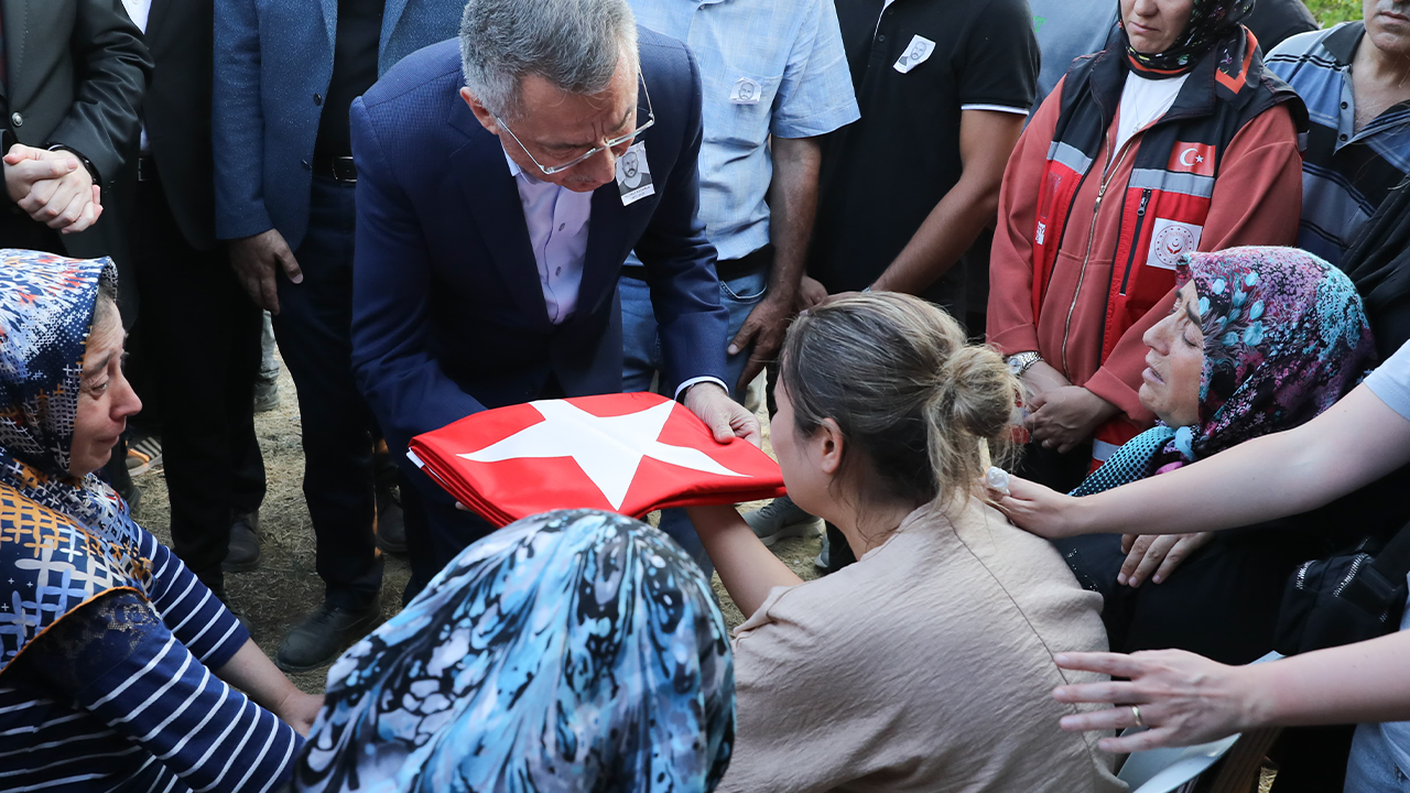 TBMM Dışişleri Komisyonu Başkanı Fuat Oktay Cumhurbaşkanı Erdoğan'ı Şehit Babası ile Görüştürdü