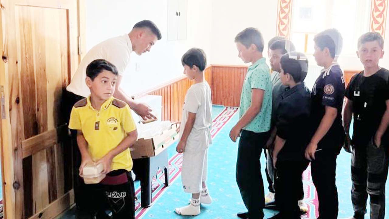 Özükavak Belediyesi’nden Kur’an Kursu Öğrencilerine Aşure Sürprizi