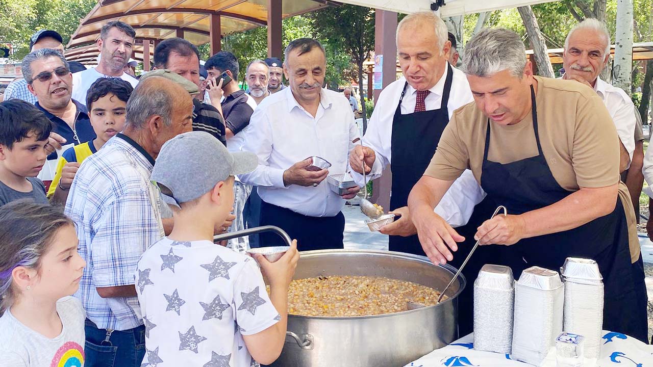 Yozgatlıların Yoğun Olarak Yaşadığı Sincan’da İlçe Kaymakamı Aşure Gününde Yine Halkla İçi Çe Oldu Aşure Dağıttı