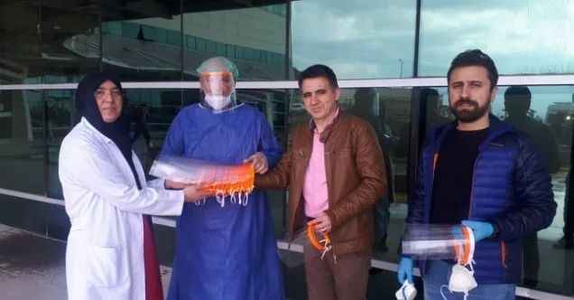 Sağlık çalışanları için koruyucu sperlik ve maske ürettiler