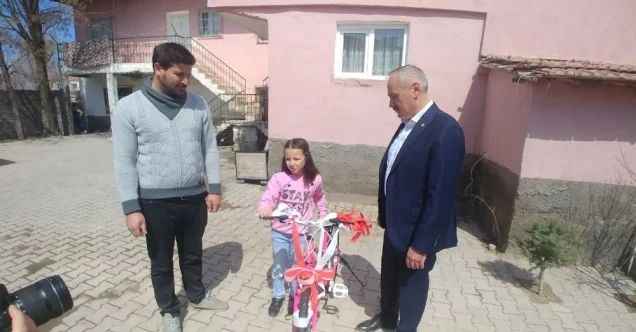 Cumhurbaşkanı Yardımcısı Oktay, Hilal Su Mert’e bisiklet hediye etti