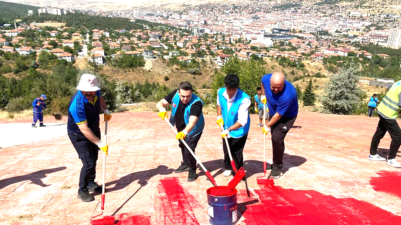 Yozgat'ta Ülkücü Gençlik Bayraktepe'deki Türk Bayrağını boyadı