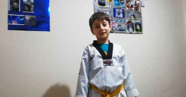 Küçük çocuk, göremediği hemşire annesi için video çekti