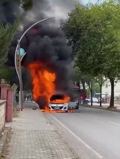 Alevler bir aracı küle çevirdi: aman dikkat!