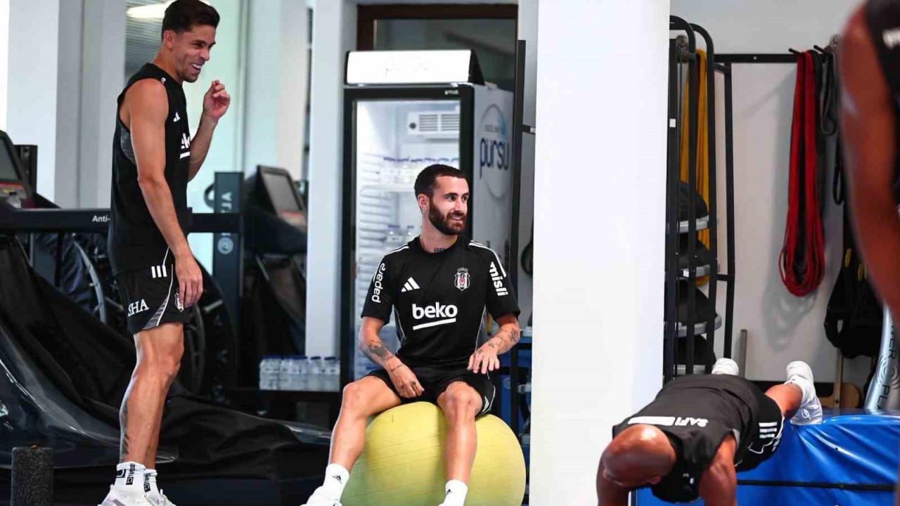 Beşiktaş, günün ikinci antrenmanını salonda yaptı