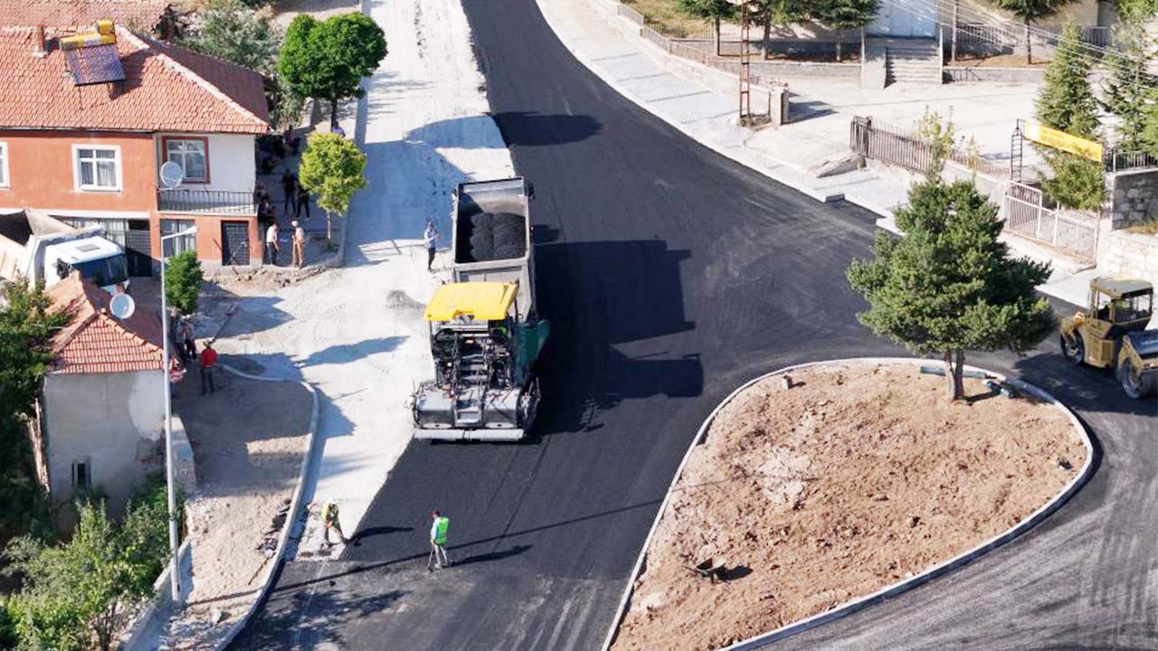 Akdağmadeni Belediyesi Sıcak Asfalt Çalışmasını Tamamladı