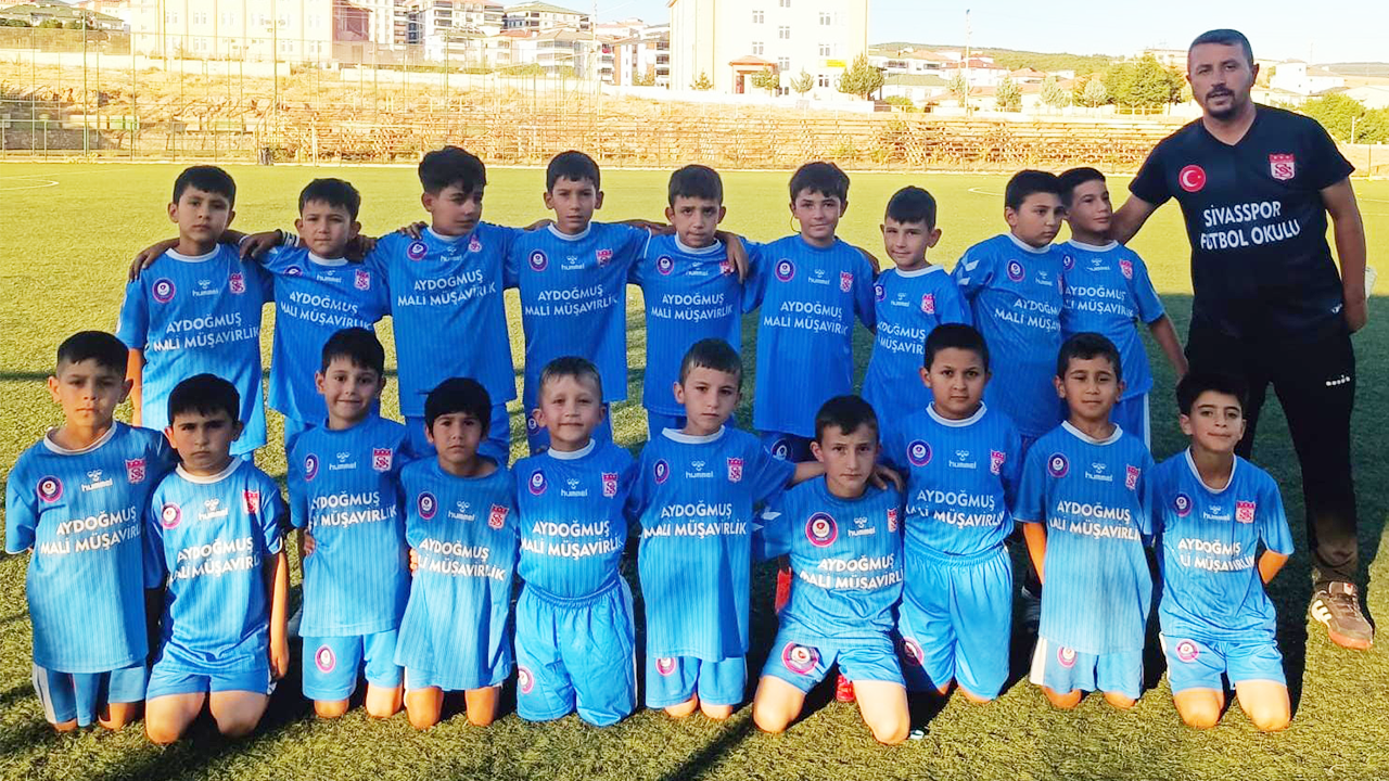 Minik Yıldızlar Akdağmadeni’nde Futbol Coşkusunu Yaşadı