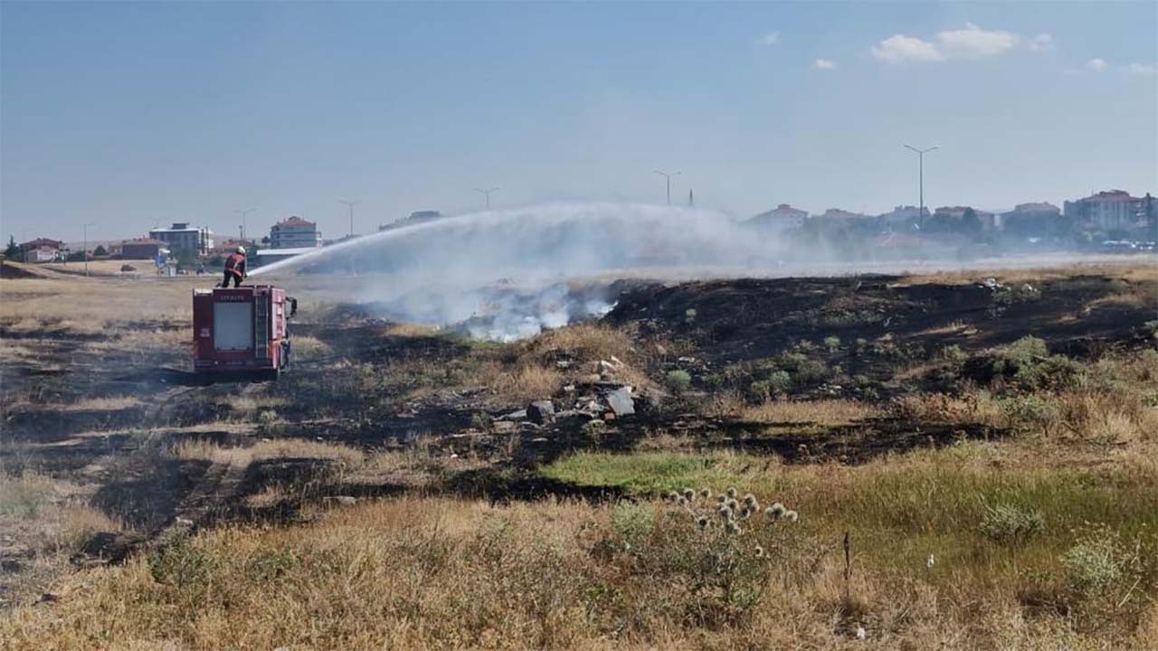 Çorum’da Hastane Yanında Korkutan Örtü Yangını