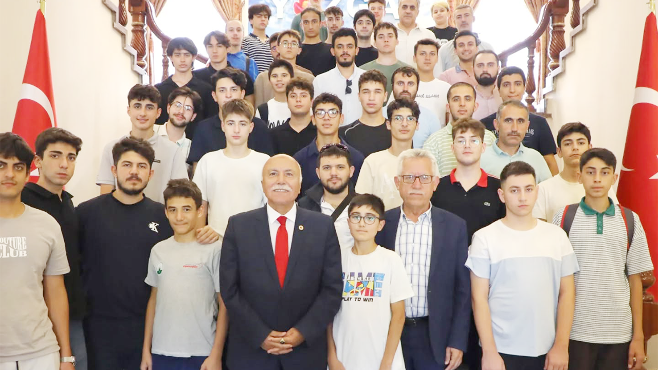Bursa’dan Gelen Gençlerden Yozgat Belediye Başkanı Kazım Arslan’a Ziyaret