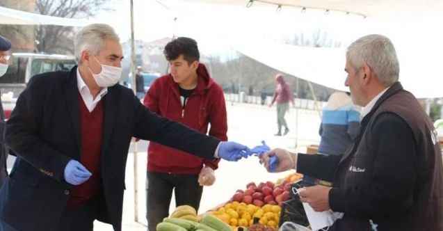 Başkan Akağaç esnafa eldiven ve maske dağıttı