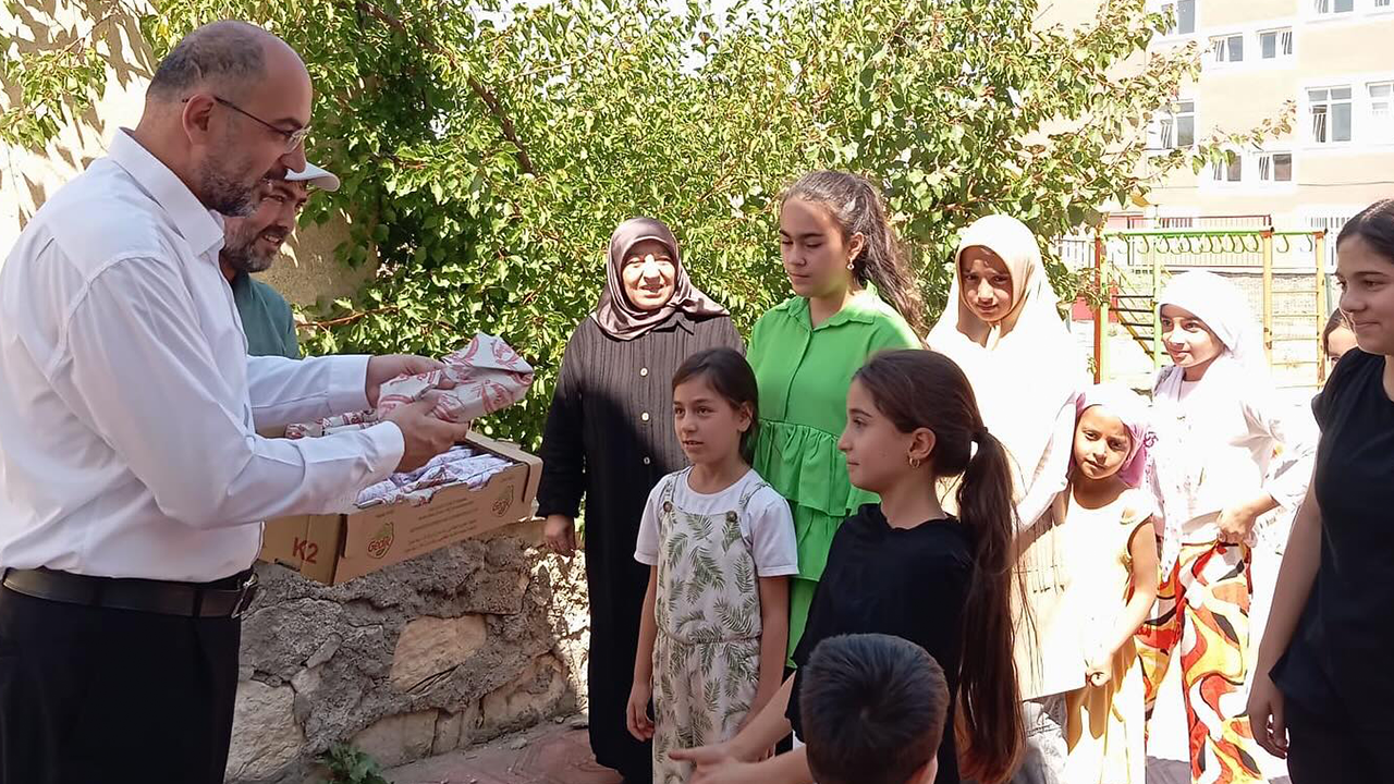 Çayıralan’ın Çocukları Bu Yaz Çok Mutlu: Ağızlarının Tadı Müftünün İkramı Oldu