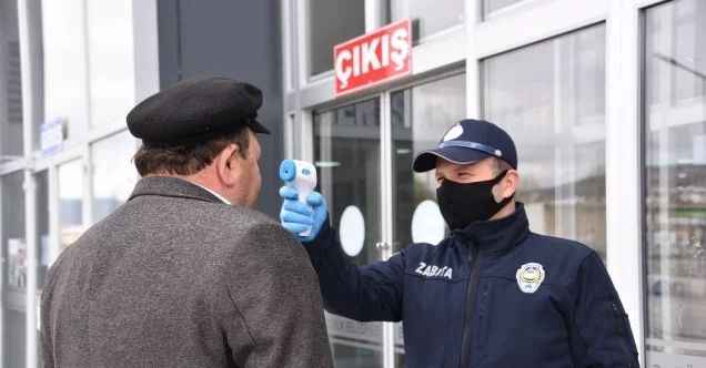 Pazara gelen herkesin ateşi ölçüldü