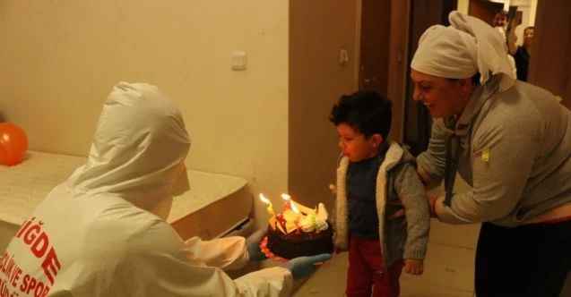Niğde’de karantinadaki Mehmet Güven’e 4 yaş sürprizi