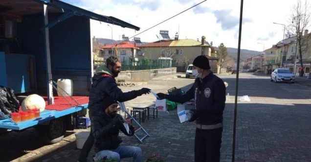 Bingöl’de pazar ve duraklarda maske dağıtıldı