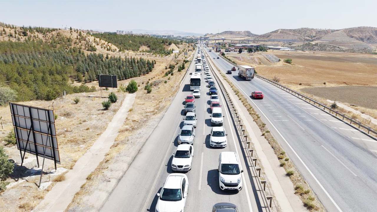 Kilit Kavşakta Kilitlenme: 43 İlin Geçiş Noktasında Trafik Felç!