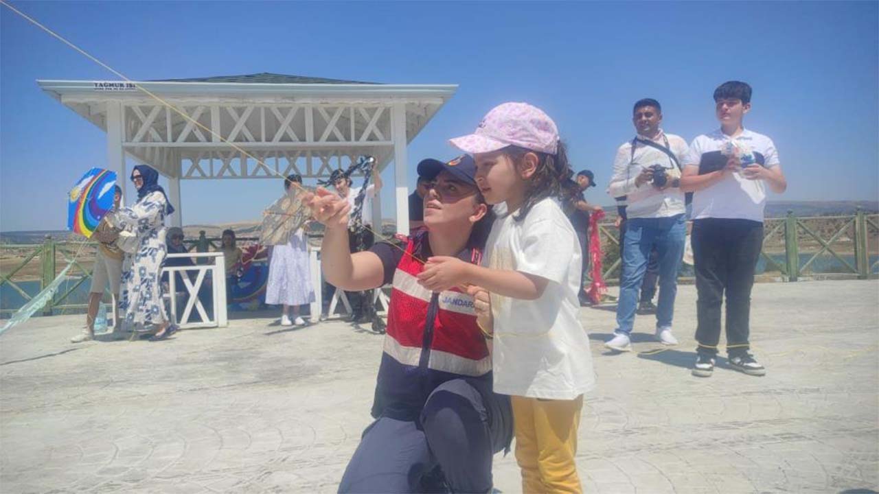 Yozgat’ta Jandarma’dan Anlamlı Etkinlik: Uçurtmalar Gökyüzünü Süsledi