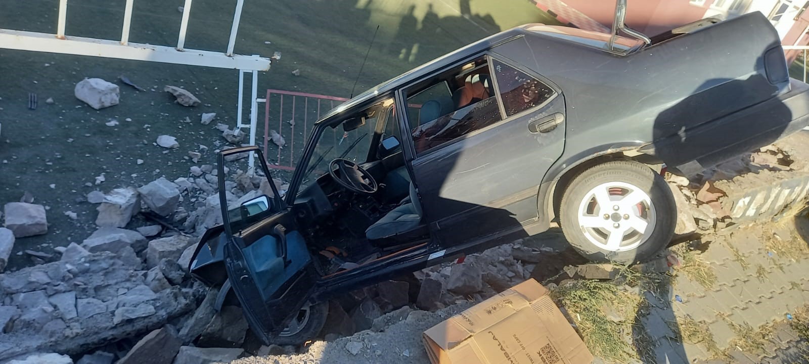 Yozgat’ta Kontrolden Çıkan Otomobil Okul Bahçesine Uçtu