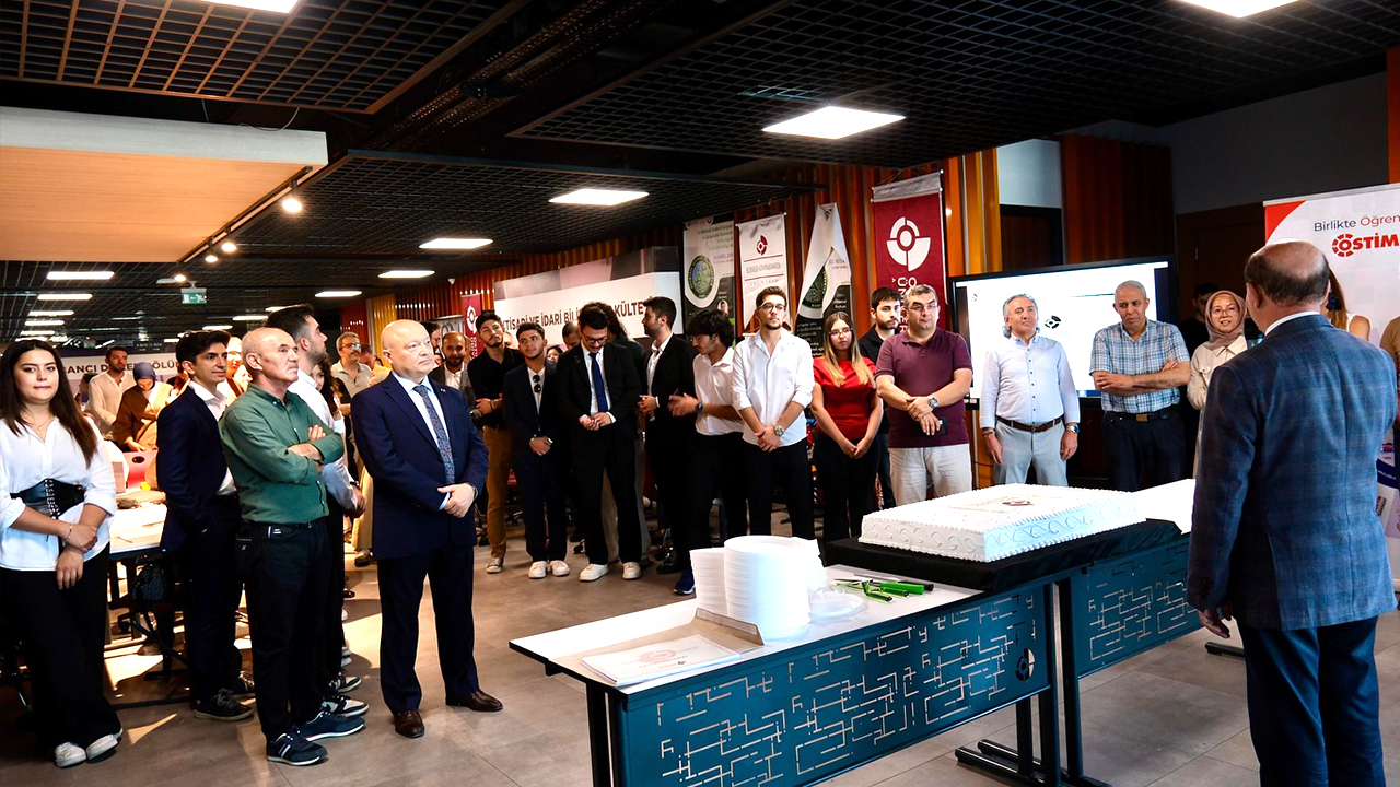 Ostim Teknik Üniversitesi’nde Tercih ve Tanıtım Günleri Kutlama Pastasıyla Taçlandırıldı
