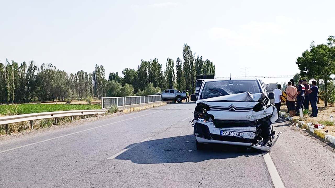 Şarkışla’da Aynı Saatte İki Trafik Kazası: 4’ü Çocuk 9 Yaralı