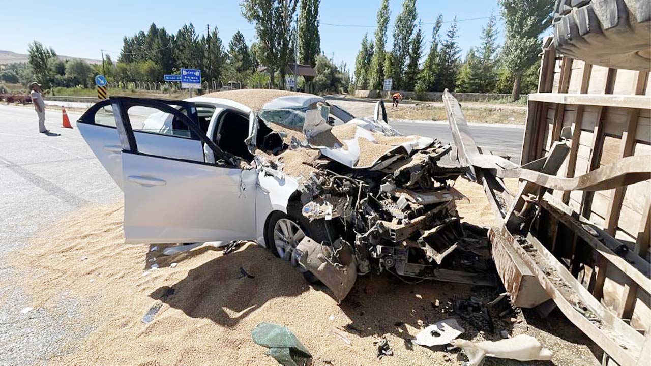Sivas’ta Buğday Yüklü Traktör Kazaya Neden Oldu: 3 Yaralı