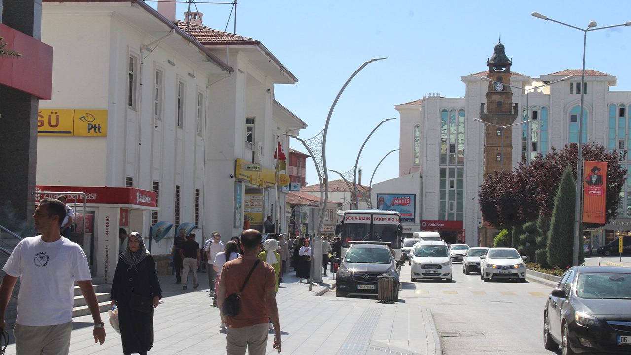 Yozgat'ta Vatandaşlardan net yanıt:  Halkın oyuyla gelmişse partilerinde kalmalı!