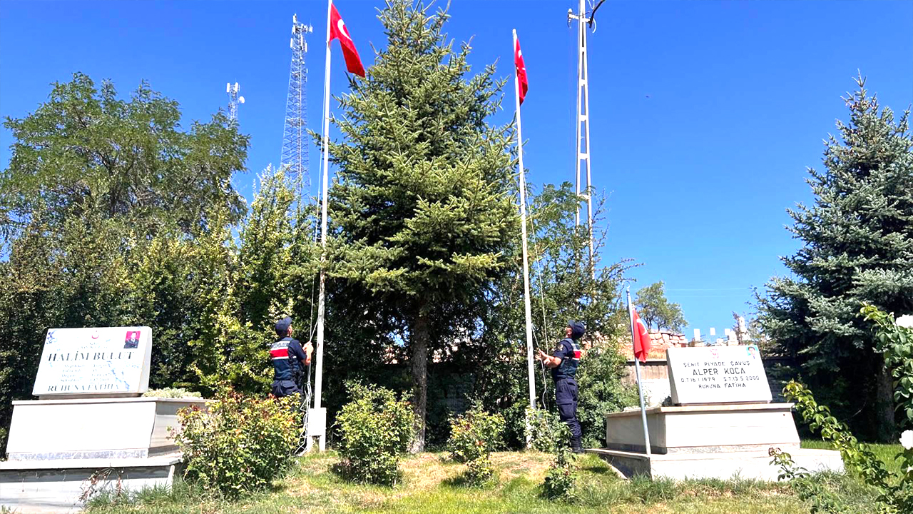 Yozgat Yenifakılı Jandarma Şehit Mezarlıklarında Bakım ve Bayrak Değişimi Yaptı
