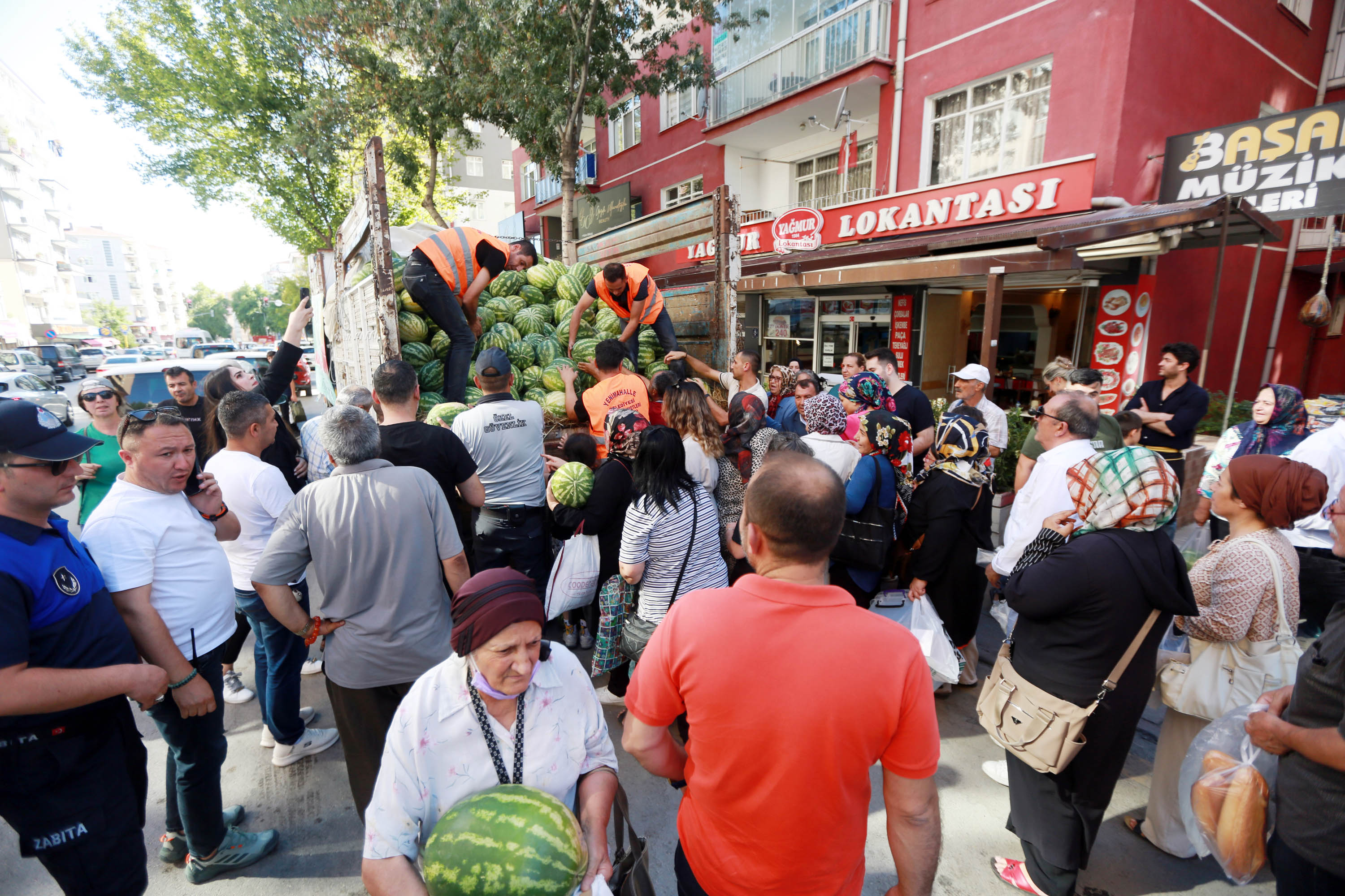 Yenimahalle Belediyesi Üreticinin de Tüketicinin de Yanında