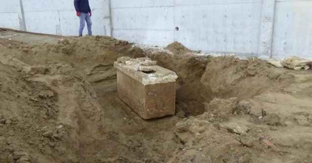 Silivri’de boş arazide lahit mezar bulundu
