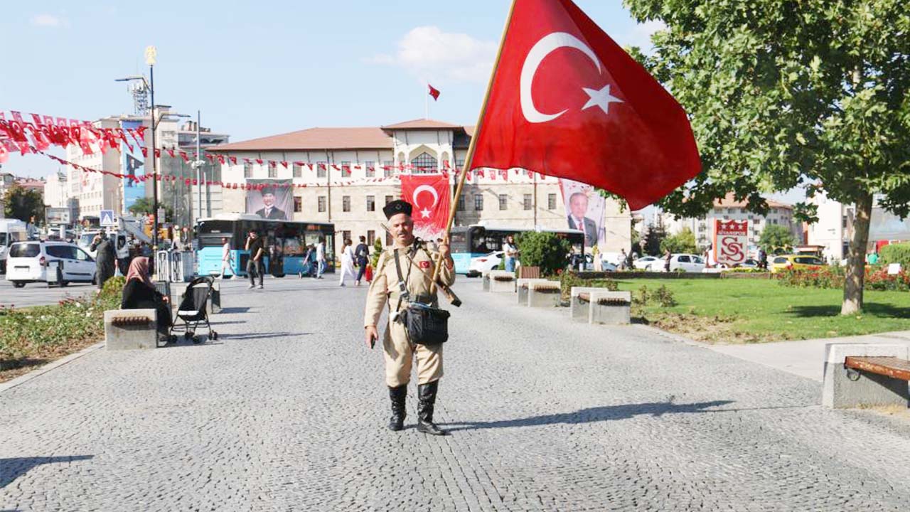 Yozgatlı Nurettin Taşkın Sivas'ta Tarihi Kıyafetlerle Sokakları Aydınlatıyor!
