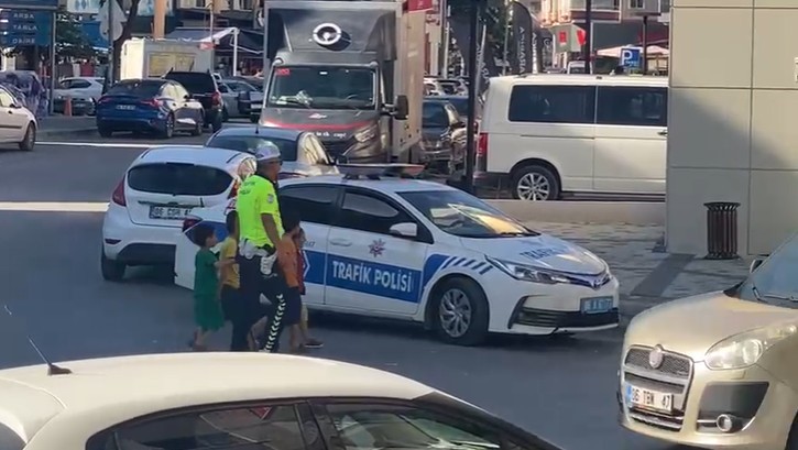 Ankara'da Trafik Polisinden Yürekleri ısıtan görüntü