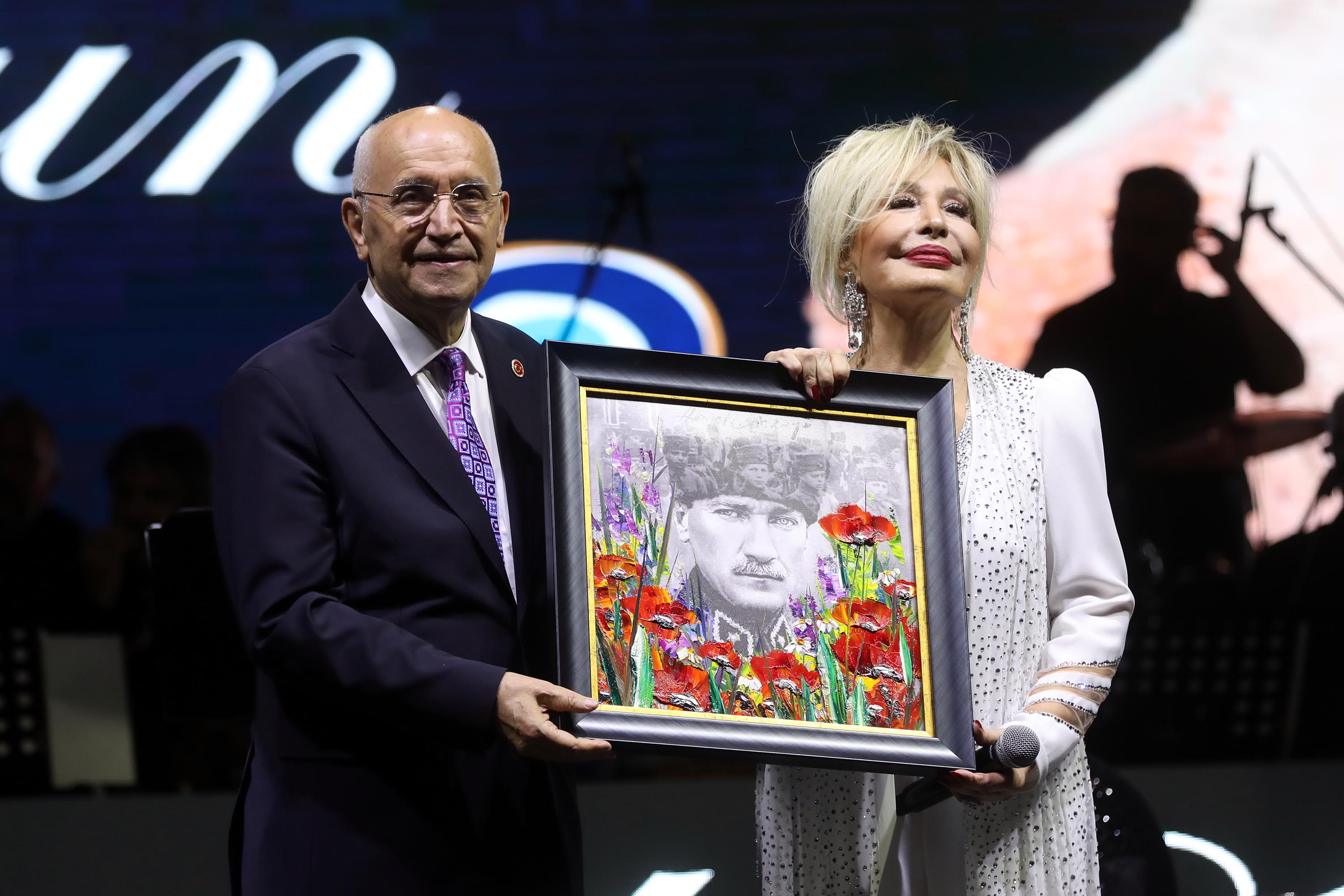 Yenimahalle'de Zafer kutlamaları Emel Sayın’la taçlandı