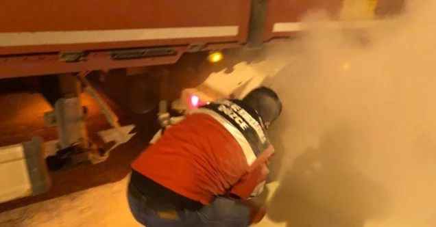 Bolu Dağı’ndan inen kamyon uygulama noktasında lastiklerinden tutuştu