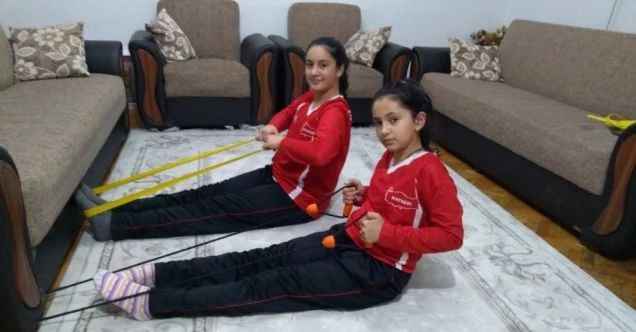 Sporcular antrenmanlarını evde sürdürüyor